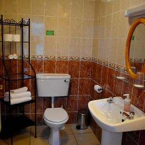 Kleines Zimmer mit zwei Einzelbetten